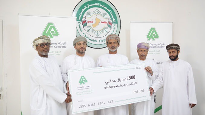 Raysut Cement Company handing over its financial contribution regarding the climate conditions impacts estimated at more than half million RO